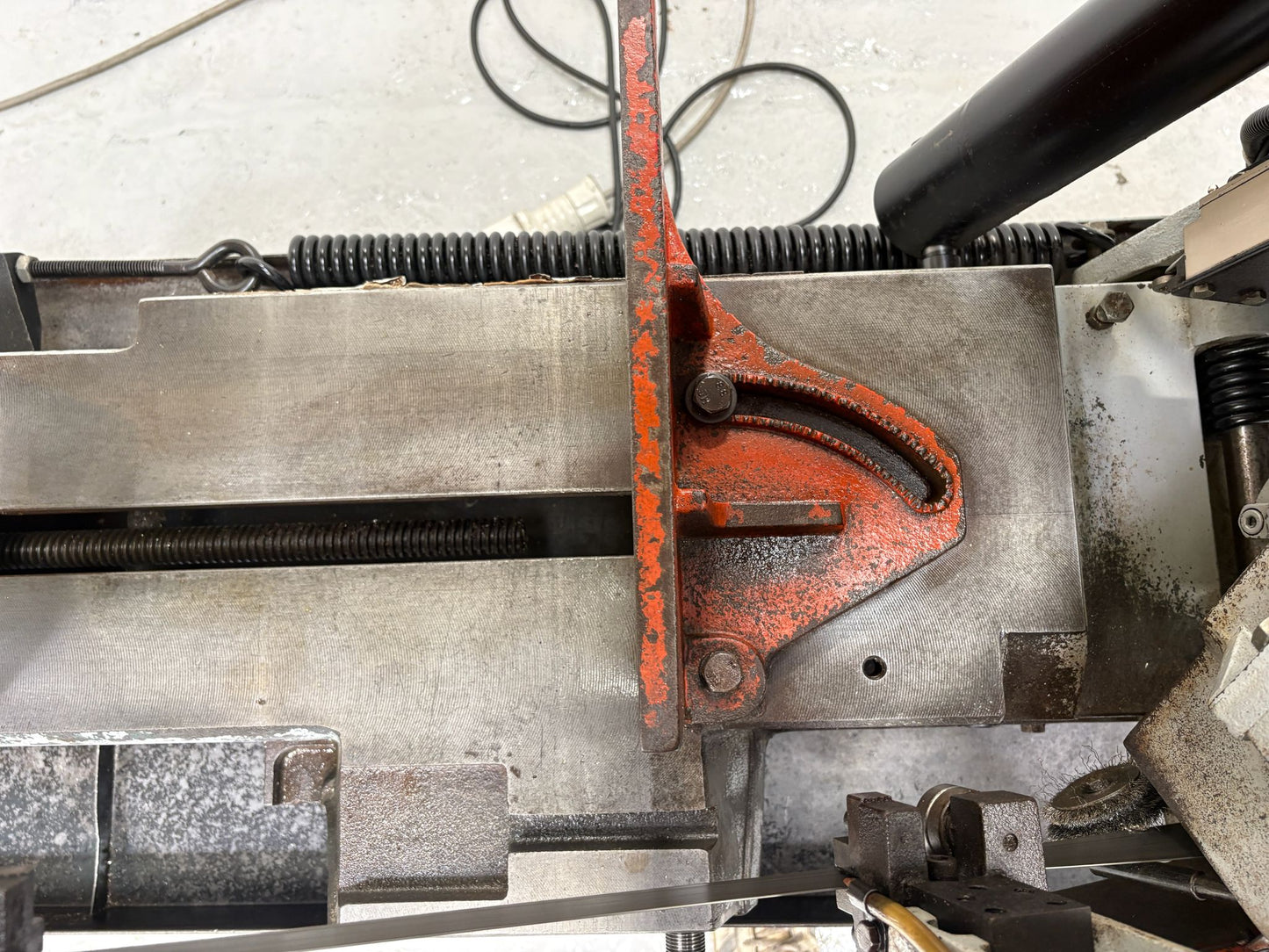 
                  
                    XYZ UE-250A Horizontal Bandsaw (2003)
                  
                