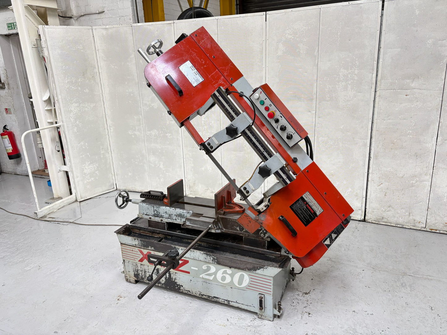 
                  
                    XYZ UE-250A Horizontal Bandsaw (2003)
                  
                