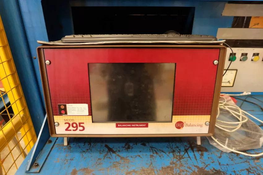 
                  
                    IRD Model B750 End Drive Balancing Machine
                  
                